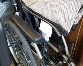 Lightweight collapsible wheelchair