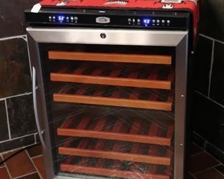 Dual zone wine refrigerator