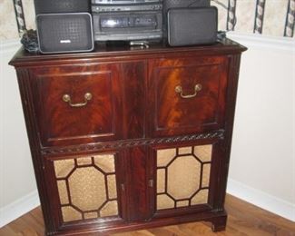 ZENITH RADIO/TURNTABLE & STEREO SYSTEM