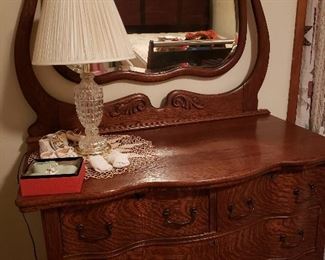 Immaculate quarter-sawn oak dresser 
