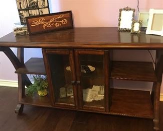 Exceptional display shelf/table