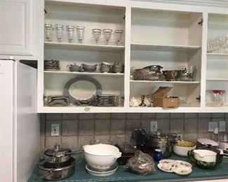 Lots of kitchen items! 