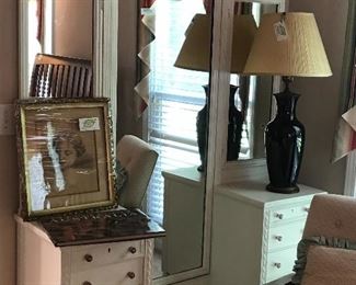 Great tri-mirror with drawers. 
