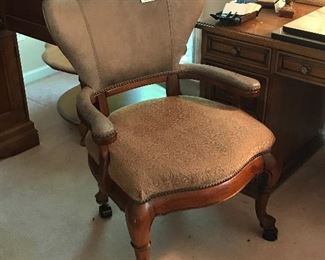 Super green leather office chair that is very comfortable.  