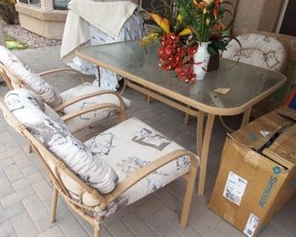 NICE PATIO TABLE WITH FOUR CHAIRS 