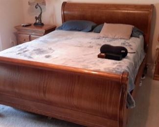 Stunning Queen oak sleigh bed, like new!