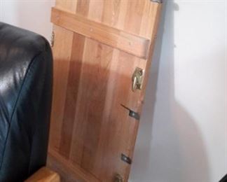 Very nice oak table with four real leather swivel chairs on casters. One leaf.
