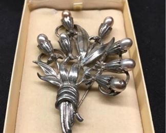 M022 Vintage Costume Brooch