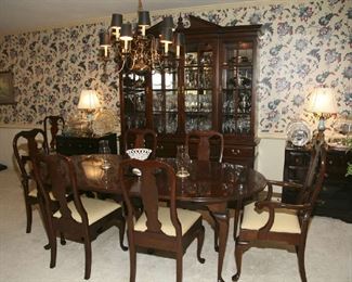 DINING ROOM COMPLETE AND READY TO MAKE YOUR DINING EXPERIENCE PERFECT