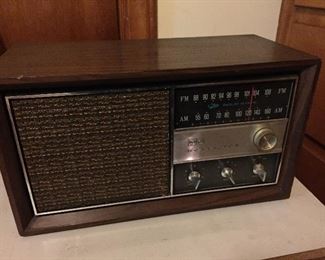 Vintage RCA Victor AM/FM Radio