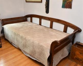 Wooden Daybed with Trundle