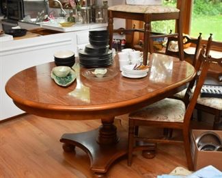 Round / Oval Kitchen Dining Table (has 1 leaf)