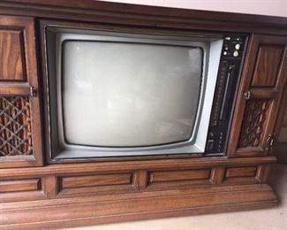 Color tv with cabinet from the 1980,s