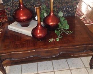 Coffee table; set of red vases