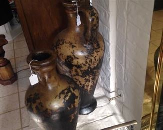 Brown/black jugs