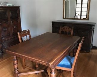 Dining Room Table With 6 Matching Chairs, Table Extends. $400