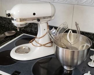 WHITE KITCHEN AID MIXER W/BOWL & ACCESSORIES