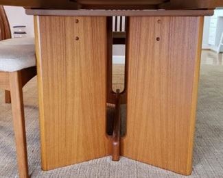 END VIEW OF TABLE BASE