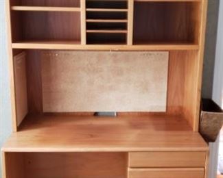 COMPUTER DESK W/HUTCH