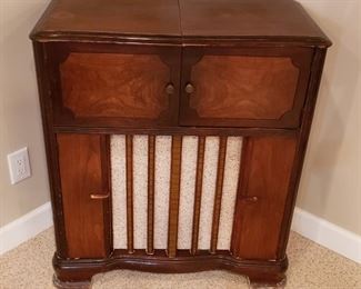 VINTAGE RECORD PLAYER