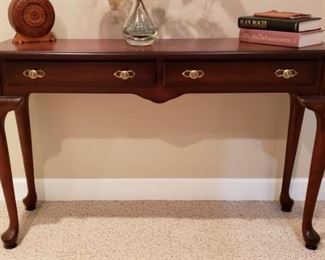 QUEEN ANN LEG ENTRY/CONSOLE TABLE
