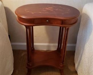 VINTAGE KIDNEY SHAPE ACCENT TABLE W/INLAY TOP ...1 DRAWER