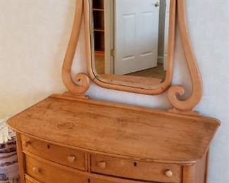VINTAGE 4 DRAWER CHEST W/SCROLL WOOD FRAMED MIRROR ON CASTERS