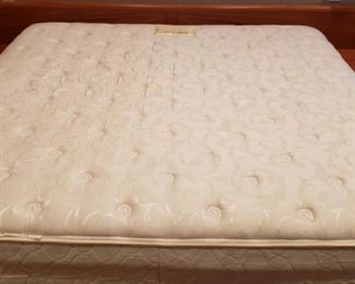 KING SIMMONS BEAUTYREST WORLD CLASS EXCEPTIONAL SIGNATURE LEGEND FIRM MATTRESS - LIKE NEW