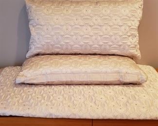 KING BEDSPREAD W/2 SHAMS IN CHAMPAGNE