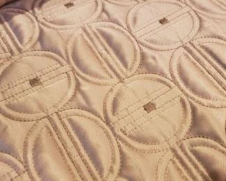 CLOSE UP   PATTERN ON BEDSPREAD