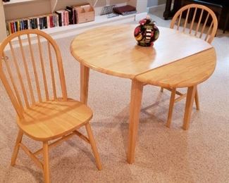 MAPLE SMALL DINING TABLE W/FLIP DOWN ENDS & 2 SPINDLE BACK CHAIRS
