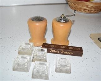 SALT DIPS.    SALT & PEPPER GRINDER