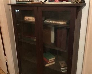 Very old display cabinet, heavy weight, great condition