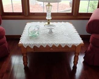 SQUARE COFFEE TABLE / CRYSTAL LAMP
