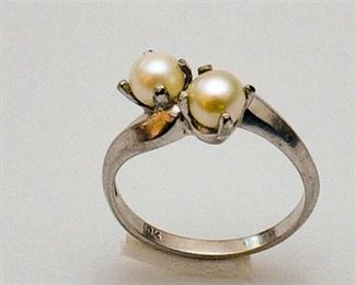 149. Vintage Womens 10K White Gold Ring wPearls