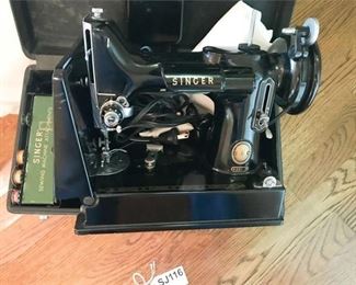 194. Vintage SINGER 221 Featherweight Sewing Machine WCase Extras