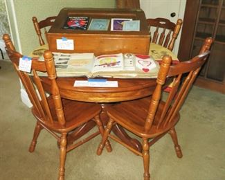 Quality table w/ 2 leaves and 4 chairs, antique table top school master desk