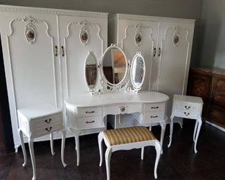 BEAUTIFUL French Provincial bedroom set. 6 piece set! For yourself or a little girls room! Good condition.