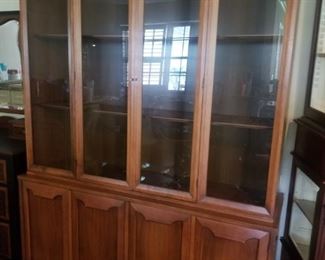 Mid Century China cabinet. Good condition!