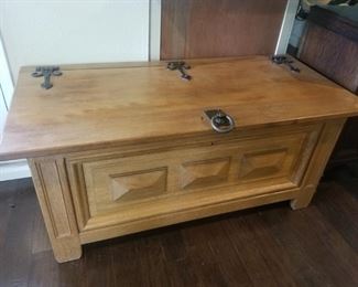 Large oak trunk. EXCELLENT condition. Heavy duty and very heavy