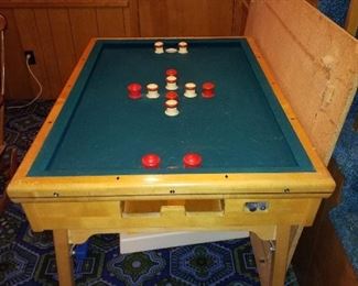 Bumper pool table