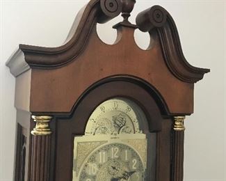Howard Miller Grandfather Clock 80 t x 18,5 w x 25.5 t 