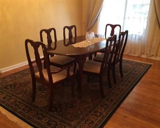 PRISTINE QUEEN ANN DINING ROOM TABLE AND 6 CHAIRS WITH ONE LEAF