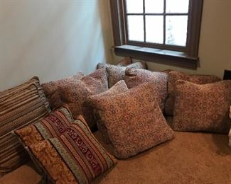Tons of throw pillows abailable