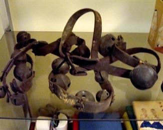 Set antique sleigh bells.