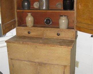 Flat wall cupboard and stoneware