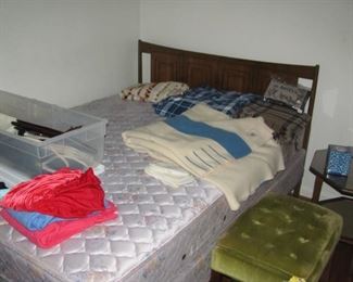 BROYHILL SCULPTURA Bed 
