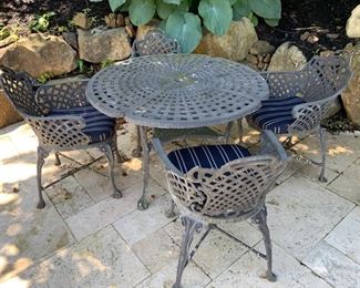 89. Wrought Iron Dining Table (41'' x 41'' x 28'') w/ 4 Armchairs (23'' x 23'' x 42'')