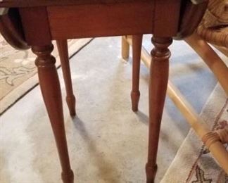 Small deop leaf table