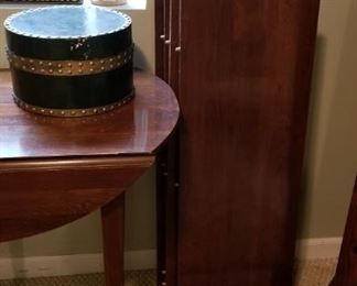 Drop leaf table with 4 leaves